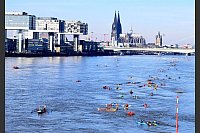 Kanuten reihen sich auf dem Rhein in Höhe des Kölner Doms auf. - © Roberto Pfeil/dpa