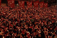 Tausende Menschen singen Weihnachtslieder beim traditionellen Weihnachtssingen des Bundesligisten 1.FC Union im Stadion in der Alten Försterei. - © Carsten Koall/dpa