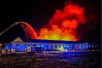 Einsatzkräfte der Feuerwehr löschen einen Brand in Wendlingen. - © Kaczor/SDMG/dpa