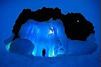 Staunen in der Eishöhle. - © Robert F. Bukaty/AP/dpa