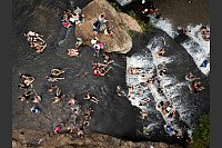 In Paraguay ist jetzt Sommer: Menschen kühlen sich in einem Fluss in Paraguay ab. - © Jorge Saenz/AP/dpa