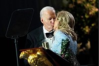 US-Präsident Joe Biden küsst seine First Lady Jill bei einem Dankesessen für seine langjährigen Unterstützer im Weißen Haus. - © Jose Luis Magana/AP/dpa