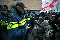 Konfrontation vor dem Parlament. - © Zurab Tsertsvadze/AP