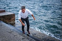 Habeck testet, wie warm das Wasser ist. - &copy; Kay Nietfeld/dpa