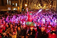 Zahlreiche Menschen in Weihnachtskostümen tanzen in der Avenida Passeig del Born auf Mallorca. - © Clara Margais/dpa