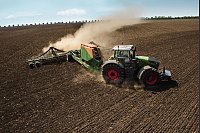 Rustikaler Job: Aber nicht täuschen lassen - im Fendt Vario 1050 Traktor hilft modernste Taktik bei der Feldarbeit. - © Fendt/Agco GmbH/dpa-tmn