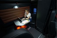 Wandelbarer Arbeitsplatz: Die Lounge im Freightliner Cascadia 5 kann vieles - auch zum mobilen Büroraum werden. - © Daimler Truck AG/dpa-tmn