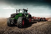 Archaischer Auftritt: Reifen wie Mühlräder und ordentlich was im Schlepptau - der Fendt Vario 1050 Traktor bei der Feldarbeit. - © Fendt/Agco GmbH/dpa-tmn