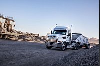Flexibel: Der Western Star 49X sucht sich seinen Weg auch durch Baustellen - hier in einer Version mit Trailer. - © Daimler Truck AG/dpa-tmn