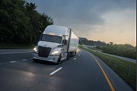 Rubber Duck und ausgekochtes Schlitzohr? Was kommt Ihnen in den Sinn, wenn sie Trucks wie den Freightliner Cascadia sehen? - © Daimler Truck AG/dpa-tmn