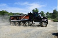 Mal richtig Staub aufwirbeln - herrlich: Wir drehen eine Runde im Western Star 49X als Kipper. - © Fabian Hoberg/dpa-tmn