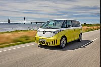 Bulli für die Generation E? Der VW ID.Buzz kombiniert Retro-Charme beim Design mit rein elektrischem Antrieb. - © Volkswagen AG/dpa-tmn