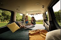 Flexible Innenräume können ein Pluspunkt für Familien sein - hier wird der Hyundai Staria zu einer Liegewiese. - © Hyundai/dpa-tmn