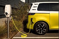 Verschnaufen und Aufladen: Der VW ID.Buzz hängt an der Ladesäule - danach geht es wieder bis zu rund 490 Kilometer weit. - © Martin Meiners/Volkswagen AG/dpa-tmn
