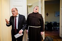 Gregor Gysi (Die Linke, l), Direktkandidat für Berlin Treptow-Köpenick, bringt Bruder Christoph am Rande einer Kandidatenrunde in der Suppenküche des Franziskanerklosters in Berlin-Pankow zum lachen. - © Christoph Soeder/dpa