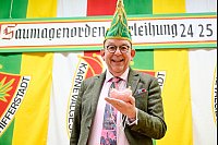 Der bizarre Preis den alle haben wollen: Denis Scheck, Literaturkritiker, hält vor der Verleihung des 32. Pfälzer «Saumagen-Ordens» den Preis in den Händen. - © Uwe Anspach/dpa