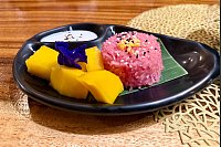 Mango Sticky Rice ist eine der berühmtesten Nachspeisen Thailands, hergestellt aus süßem Klebreis mit Kokosmilchsauce und serviert mit frischen Mangos. - © Carola Frentzen/dpa-tmn