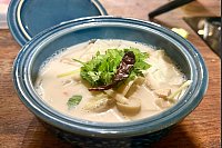 Tom Kha Gai ist eine köstliche Suppe mit Hühnchen und Kokosmilch. - © Carola Frentzen/dpa-tmn
