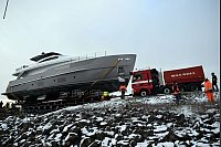 Verladung der gr&ouml;&szlig;ten Jacht, die auf der diesj&auml;hrigen Messe Boot zu sehen ist. Sie hei&szlig;t San Lorenzo SD 90. Ihr Preis: bis zu 9,8 Millionen Euro. - &copy; Federico Gambarini/dpa