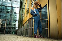 Mit hohen Absätzen lässt sich der Look mit wenigen Handgriffen aufwerten. - © Christin Klose/dpa-tmn