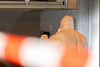 Ermittler suchen vor Ort nach Spuren. Ein 41-Jähriger ist an seinen schweren Verletzungen gestorben. - © Justin Brosch/dpa