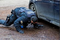 Polizeibeamte suchen nach den tödlichen Schüssen nach Projektilen - © Christoph Reichwein/dpa
