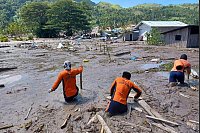 Rettungskräfte auf der Suche nach Vermissten im Süden der Philippinen. - © Uncredited/PHILIPPINE COAST GUARD/dpa