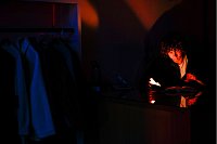 Ein Mann liest w&auml;hrend des Stromausfalls in San Francisco bei Kerzenlicht. - &copy; Yalonda M. James/San Francisco Chronicle/AP/dpa