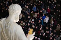 Gläubige beten den Rosenkranz für die Gesundheit von Papst Franziskus auf dem Petersplatz im Vatikan. - © Andrew Medichini/AP/dpa