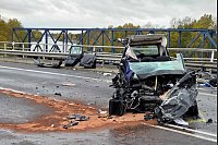 Rettungskräfte sind am Unfallort im Einsatz. - © Christian Brahmann/dpa