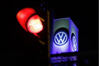Ein Volkswagen Emblem an einem Turm vom Werk der Volkswagen Osnabrück GmbH. - © Friso Gentsch/dpa