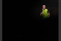 Michael van Gerwen reagiert bei seinem Zweitrunden-Match am sechsten Tag der Paddy Power World Darts Championship im Alexandra Palace. - © Zac Goodwin/PA Wire/dpa