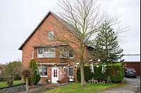 Von außen sieht das Haus der Familie unscheinbar aus. Man erwartet kaum, dass hier 621 Weihnachtsbäume im Haus stehen. - © Julian Stratenschulte/dpa