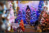 Viele Weihnachtsbäume wurden zu verschiedenen Mottos wie zum Beispiel «Star Wars» geschmückt. - © Julian Stratenschulte/dpa