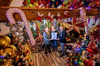 Das Rekord-Institut für Deutschland hat die Familie «für die meisten geschmückten Weihnachtsbäume an einem Ort» ausgezeichnet. - © Julian Stratenschulte/dpa