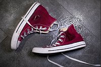 Fazit: Der Schuh mit der Wachsschicht wird innen etwas langsamer nass - trocken bleiben die F&uuml;&szlig;e trotzdem nicht. - &copy; Christin Klose/dpa-tmn