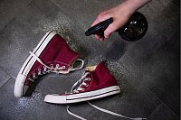 Mit und ohne Wachsfilm: Halten die Stoffschuhe dem Wassertest stand? - &copy; Christin Klose/dpa-tmn