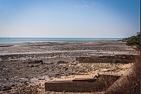 Heute ein Platz zum Ausruhen: Ein Mann sitzt auf baulichen Resten des Atlantikwalls bei La Rochelle. - © Deike Uhtenwoldt/dpa-tmn