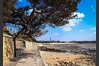 Der Atlantikwall - hier ein Küstenabschnitt in La Rochelle - sollte sich von Nordnorwegen bis nach Südfrankreich ziehen. - © Deike Uhtenwoldt/dpa-tmn
