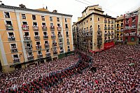 Jedes Jahr protestieren Tierschützer gegen die traditionellen Stierhatzen beim Sanfermín-Fest. Und jedes Jahr lockt das archaische Spektakel wieder Zehntausende Touristen in die nordspanische Stadt Pamplona. - © Alvaro Barrientos/AP/dpa