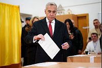 Der rechtsextreme Kremlfreund Calin Georgescu kandidiert in der Stichwahl für das Präsidentenamt. In der ersten Runde kam er auf Platz eins. (Foto aktuell) - © Vadim Ghirda/AP
