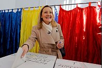 Elena Lasconi von der konservativ-liberalen Reformpartei USR kandidiert in der Stichwahl gegen den kremlfreundlichen Rechtsextremisten Calin Georgescu für das Präsidentenamt. - © Cristian Cristel/XinHua/dpa