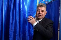 Die Sozialdemokratische Partei (PSD) von Ministerpräsident Marcel Ciolacu ist stärkste Kraft im Parlament geblieben, braucht aber Koalitionspartner - © Vadim Ghirda/AP