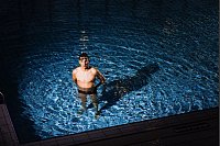 Der Triathlet Lasse Priester steht in einem Becken des Freiburger Westbad. - © Philipp von Ditfurth/dpa