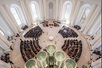 Bischof Georg Bätzing hält die Predigt beim Requiem für den verstorbenen Papst Franziskus in der St. Hedwigs-Kathedrale. - © Michael Kappeler/dpa-Pool/dpa
