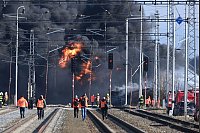 Giftiger Rauch: In Tschechien ist ein Güterzug mit giftigem und krebserregendem Benzol entgleist. Viele Kesselwagen mit der Substanz gerieten in Brand. - © Peøina Ludìk/CTK/dpa