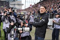 Beim Spiel FC St. Pauli gegen Borussia Dortmund wird Dortmunds Trainer Niko Kovac von den Fotografen umlagert. - © Marcus Brandt/dpa