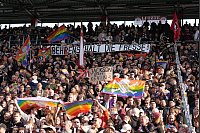 Fans des FC St. Pauli protestieren mit drastischen Worten gegen die umstrittenen Aussagen von Wolfsburgs Kevin Behrens. - © Marcus Brandt/dpa
