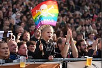 Auch die kleinen St. Pauli-Fans protestieren für Toleranz und Vielfalt. - © Marcus Brandt/dpa