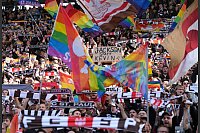 Deutliches Zeichen der Fans des FC St. Pauli gegen Homophobie. - © Marcus Brandt/dpa